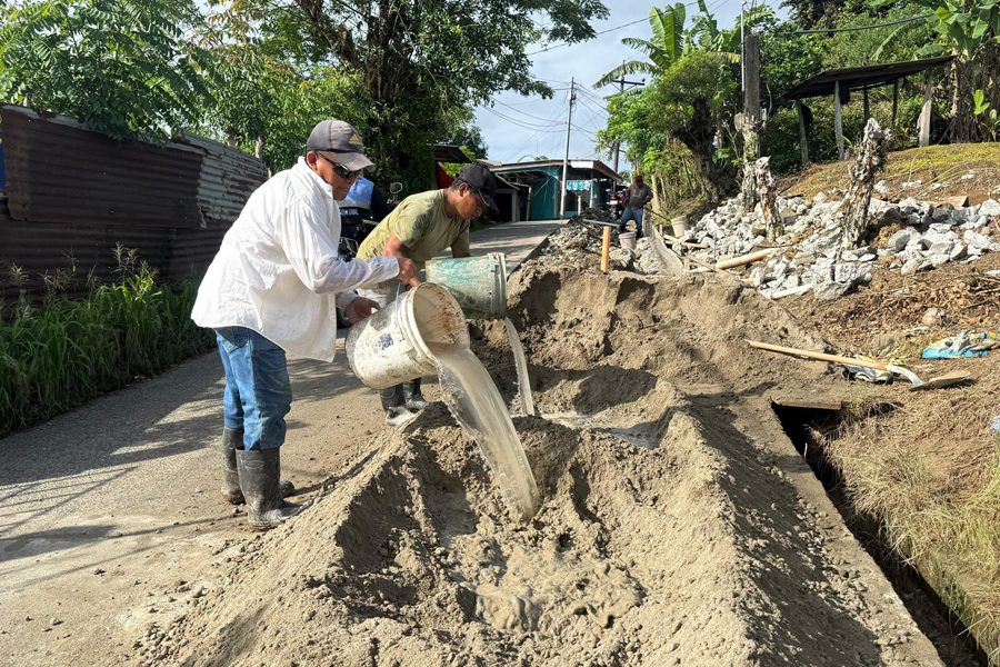 Avanza la reparación de la calle principal del barrio Creek Chino tras ...